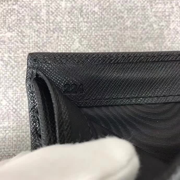 【原版皮】普拉达/Prada 短款钱夹，选用十字纹小牛皮镶嵌彩带皮革裁制而成，精湛走线均匀整齐，做工精湛，款号：2M0513