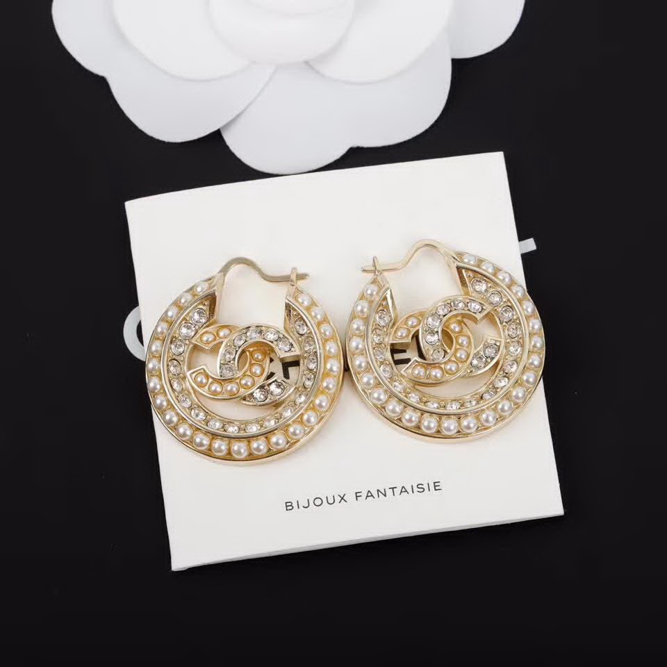 20秋季最新专柜款-Chanel圆形珍珠耳环，细节满满的一款，以及背面五金的细腻，完美一对耳环用了64颗施华洛世奇珍珠，50粒施华洛世奇钻