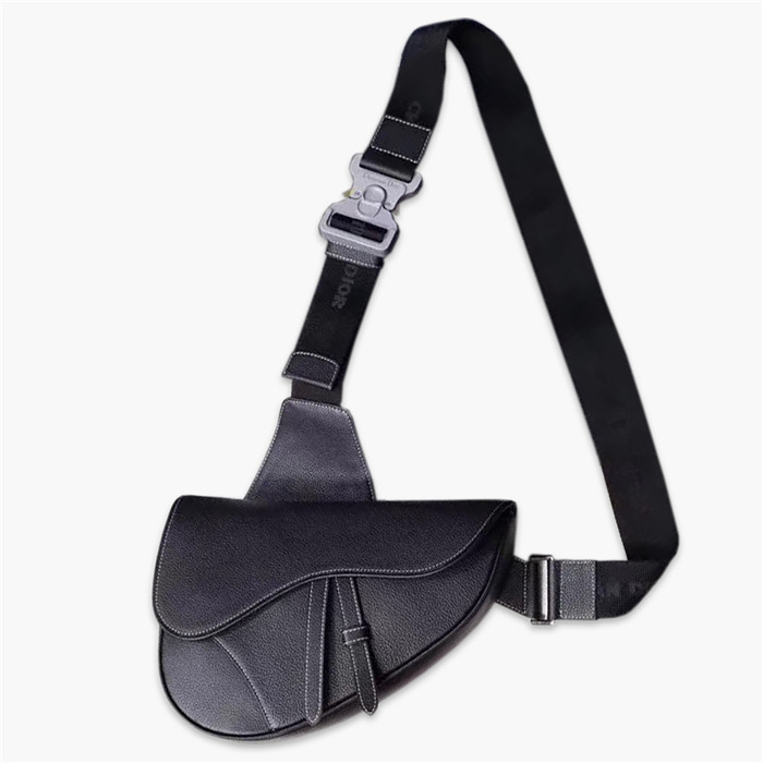 【原版皮】迪奥/Dior 马鞍包，选用颗粒纹小牛皮裁制而成，饰有Christian Dior带扣细节，彰显出自由与独特个性，看起来帅气又低调