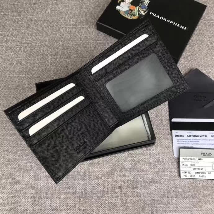 【原版皮】普拉达/Prada 短款钱夹，选用十字纹小牛皮裁制而成，边角点缀散字唛标识，经典之作，简单时尚，款号：2M0513