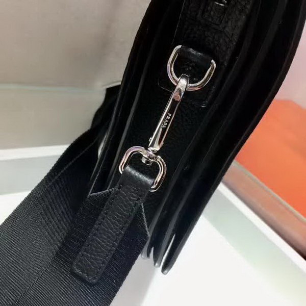 【原版皮】普拉达/Prada 男士斜跨包，采用进口小牛皮材质，外部三角形徽标，简约又大气，男士们的最爱，款号：2VD012