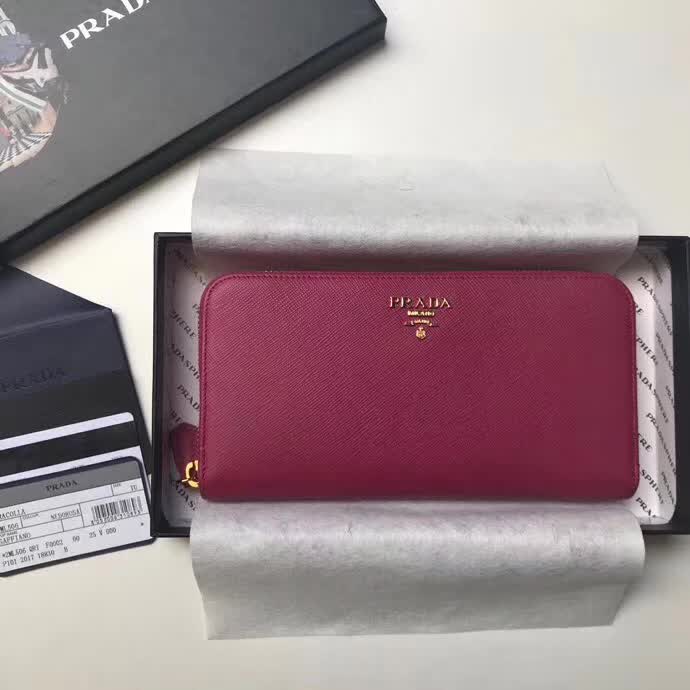 【原版皮】普拉达/Prada 拉链钱夹，选用十字纹小牛皮裁制而成，正面点缀金色散字徽标，尽显高档时尚，低调而又奢华，款号：1ML506