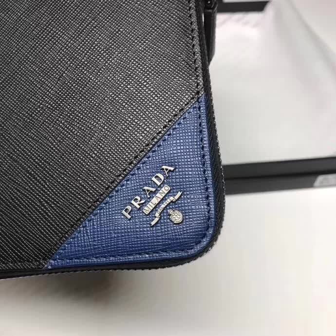 【原版皮】普拉达/Prada 拉链钱夹，选用十字纹小牛皮裁制而成，边角点缀三角散字徽标，经典之作，简单时尚，款号：2ML188