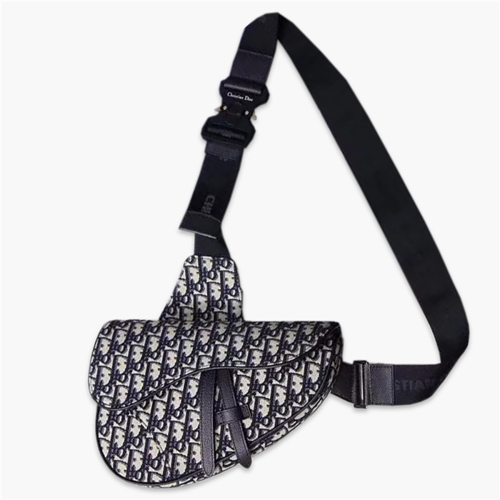 【原版皮】迪奥/Dior 马鞍包，选用Oblique提花帆布搭配同色系牛皮皮革裁制而成，饰有Christian Dior带扣细节，彰显出自由与独特个性，看起来帅气又低调