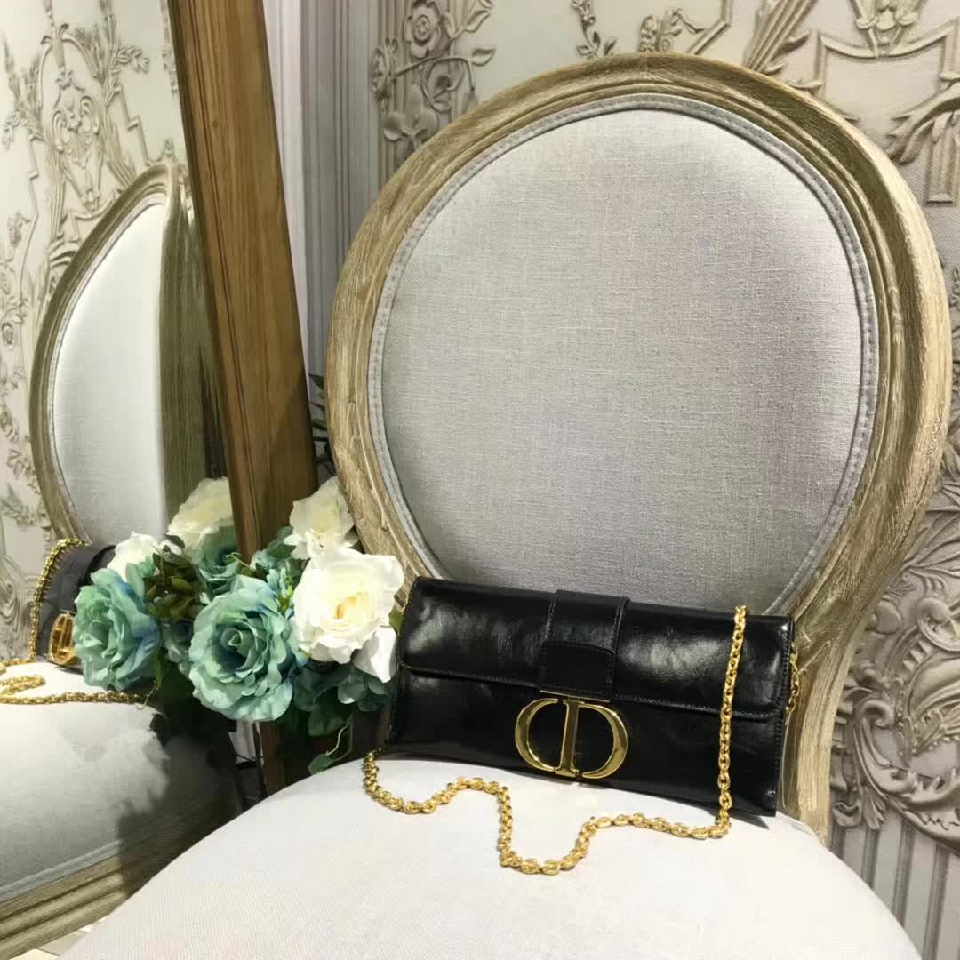 【原版皮】迪奥/Dior 30 Montaigne链条包，选用裂纹亮皮牛皮裁制而成，饰以标志性“CD”字母锁扣，款号：M5683