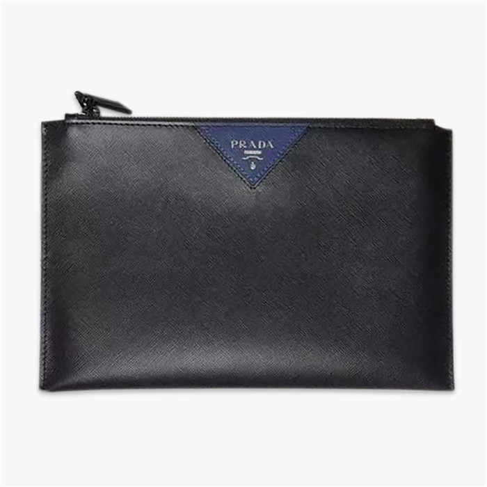 【原版皮】普拉达/Prada 男士手包，选用十字纹小牛皮裁制而成，正面点缀品牌三角散字徽标，款号：2NG05V