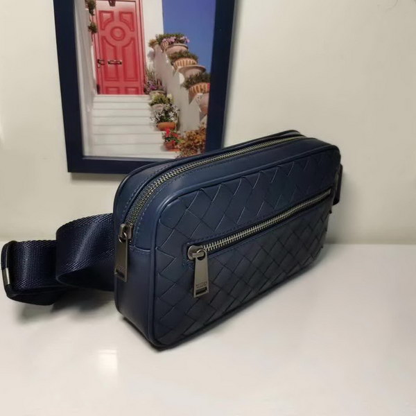 【原版皮】宝缇嘉/BV 男士胸包，腰包，采用蜡胎牛皮精心裁制而成，手工编织，造型贴合身形，空间充裕，非常实用，款号：80182618