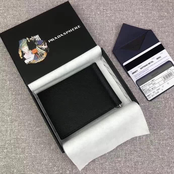 【原版皮】普拉达/Prada 金属钱夹，选用十字纹小牛皮裁制而成，边角饰三角珐琅涂层徽标，款号：2MN077