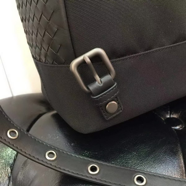 【原版皮】宝缇嘉/BV 男士双肩背包，哑光小牛皮和坚固尼龙的混合搭配时尚现代，配以手工制作，贴袋上编饰标志性的编织图案，设计旨在成就每日佩戴的必备单品，款号：80187208