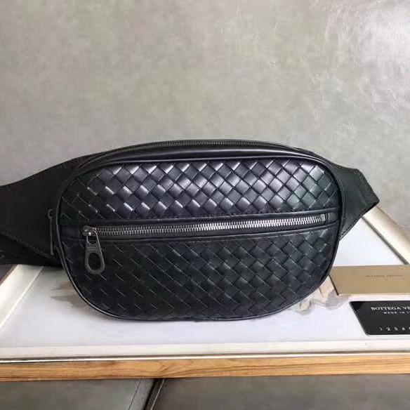 【原版皮】葆蝶家/Bottega Veneta 胸包，经典爆款，选用高光胎牛皮裁制而成，搭配哑锖色五金，所有材料都精挑细选