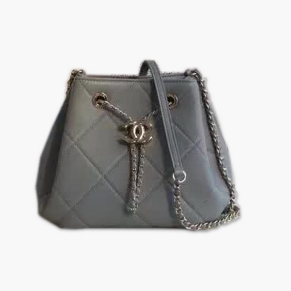 【原版皮】香奈儿/Chanel Mini小水桶包，上身简直‬太‬可爱了，这次的Hobo小水桶，长‪度刚‪好到⁢腰⁡部，相比之前的小水桶，这次最新款的水桶空格做得更加饱满，款号：AS1801