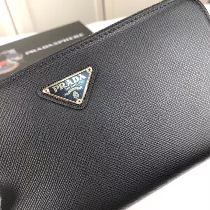 【原版皮】普拉达/Prada 拉链钱夹，选用十字纹小牛皮裁制而成，正面点缀三角唛徽标，经典之作，简单时尚，款号：1ML506