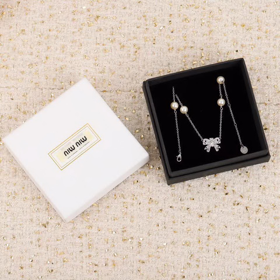 20秋季最新专柜款-缪缪Miu Miu2020新款项链，真心美到不行了，一致施华洛世奇幻彩珍珠，满钻的施华洛，特别的完美