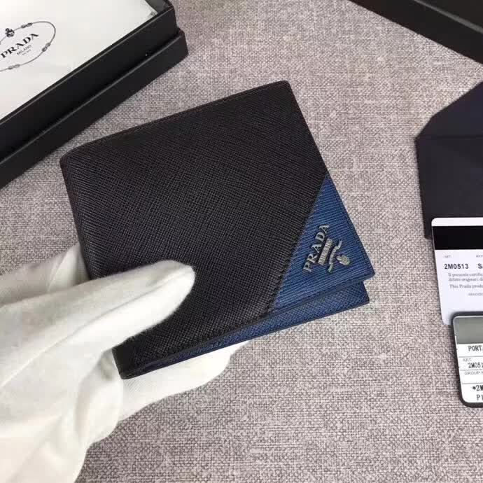 【原版皮】普拉达/Prada 短款钱夹，选用十字纹小牛皮裁制而成，边角点缀三角散字唛标识，精湛走线均匀整齐，做工精湛，款号：2M0513