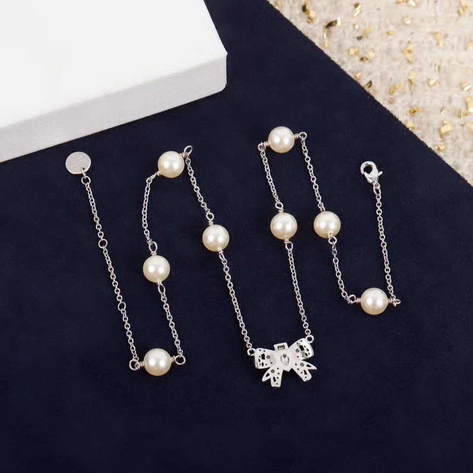 20秋季最新专柜款-缪缪Miu Miu2020新款项链，真心美到不行了，一致施华洛世奇幻彩珍珠，满钻的施华洛，特别的完美