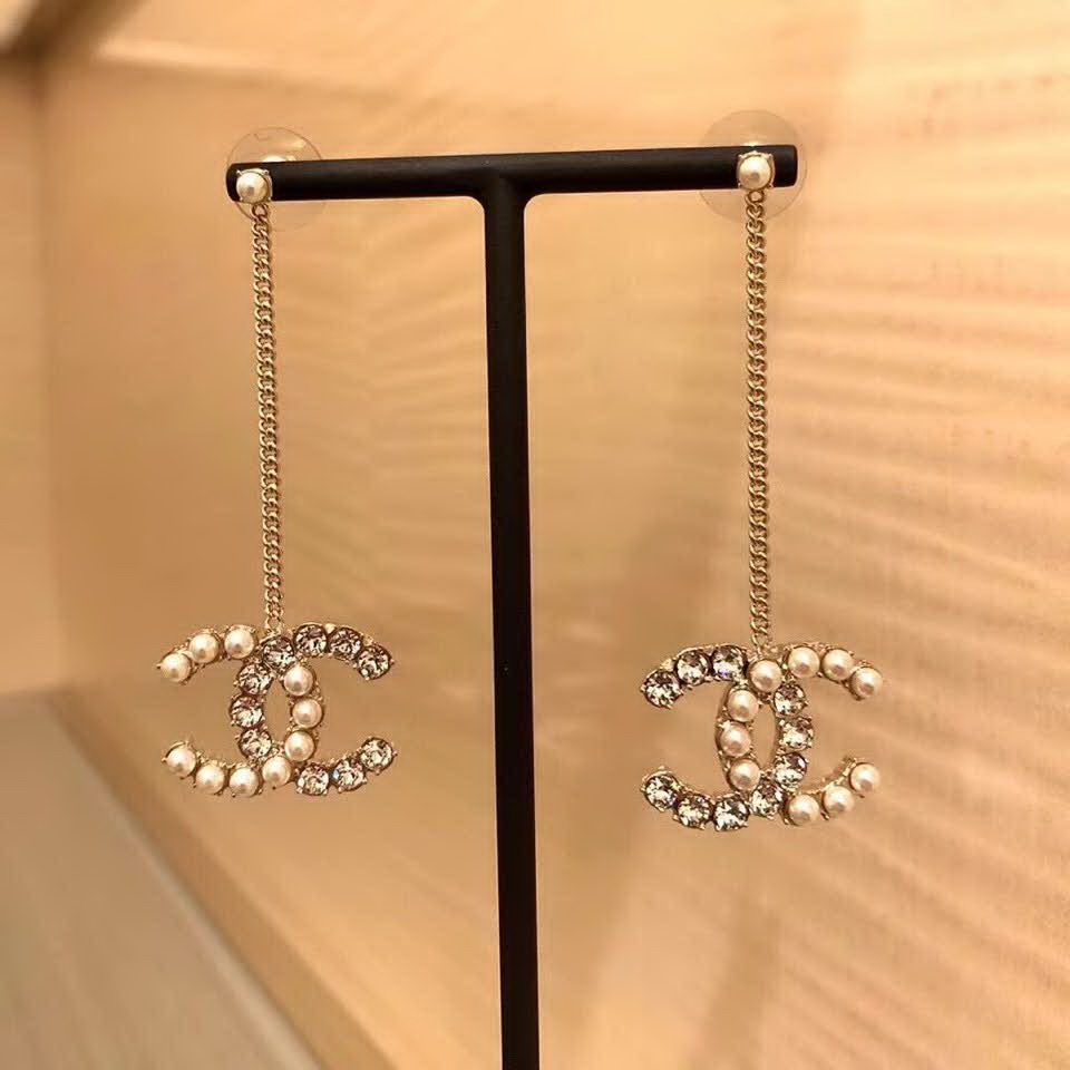 20秋季最新专柜款-Chanel经典款珍珠耳钉，细节满满的一款，以及背面五金的细腻，完美