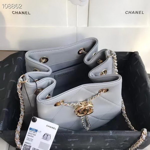 【原版皮】香奈儿/Chanel Mini小水桶包，上身简直‬太‬可爱了，这次的Hobo小水桶，长‪度刚‪好到⁢腰⁡部，相比之前的小水桶，这次最新款的水桶空格做得更加饱满，款号：AS1801