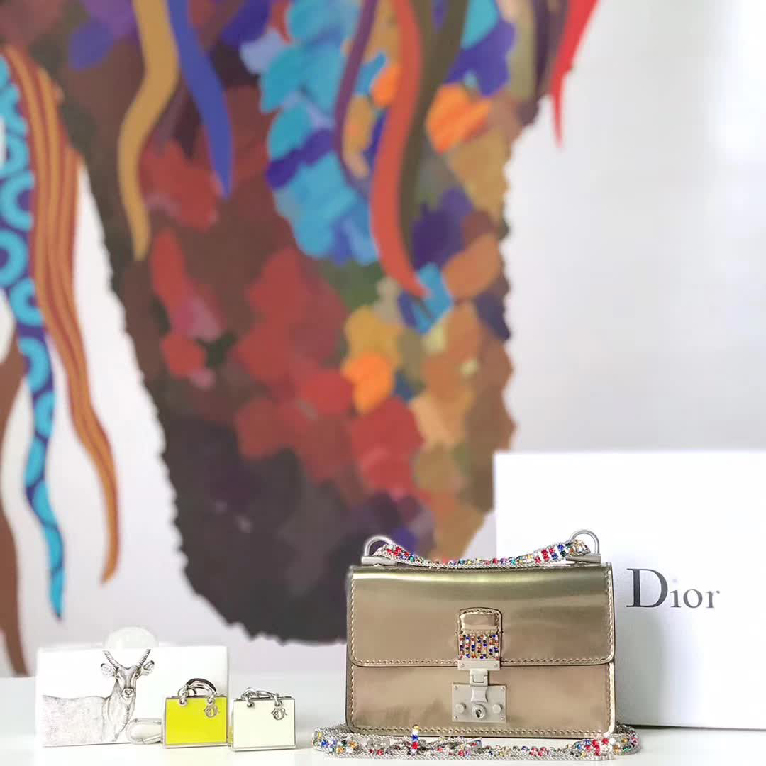 【原版皮】迪奥/Dior 链条包，选用光滑漆牛皮裁制而成，饰以点缀彩色钻粒的品牌标识字母锁扣，设计很特别，不容易撞款，链条缀满彩色钻粒，美得不要不要的，款号：5817