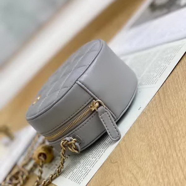 【原版皮】香奈儿/Chanel 金球系列小圆饼包，采用小羊皮精心裁制而成，柔软细腻搭配这季最火爆的链条，神奇的小金球能控制肩带长短，平时出门带的口红车钥匙纸巾都能放，款号：AS0366