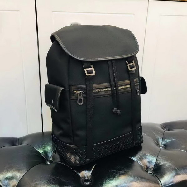 【原版皮】宝缇嘉/BV 男士双肩背包，采用高光胎牛皮搭配防水牛津布，贴袋上编饰标志性的编织图案，设计旨在成就每日佩戴的必备单品，造型质地轻盈，空间充裕，款号：80187308