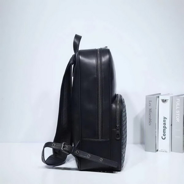 【原版皮】宝缇嘉/BV 男士双肩包，融合VN Eyelets工艺新颖呈现，光滑打蜡小牛皮基底上，intrecciato编织图案交织呈现，相映成趣，款号：80186608