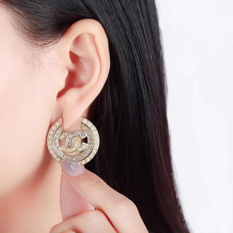 20秋季最新专柜款-Chanel圆形珍珠耳环，细节满满的一款，以及背面五金的细腻，完美一对耳环用了64颗施华洛世奇珍珠，50粒施华洛世奇钻