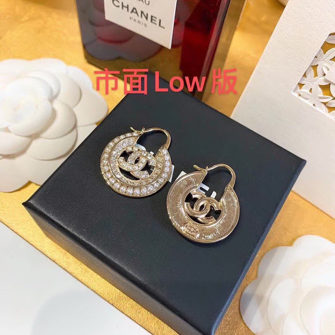 20秋季最新专柜款-Chanel圆形珍珠耳环，细节满满的一款，以及背面五金的细腻，完美一对耳环用了64颗施华洛世奇珍珠，50粒施华洛世奇钻