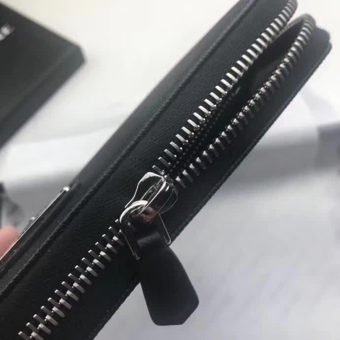 【原版皮】普拉达/Prada 拉链钱夹，选用十字纹小牛皮裁制而成，正面点缀三角唛徽标，经典之作，简单时尚，款号：1M1188