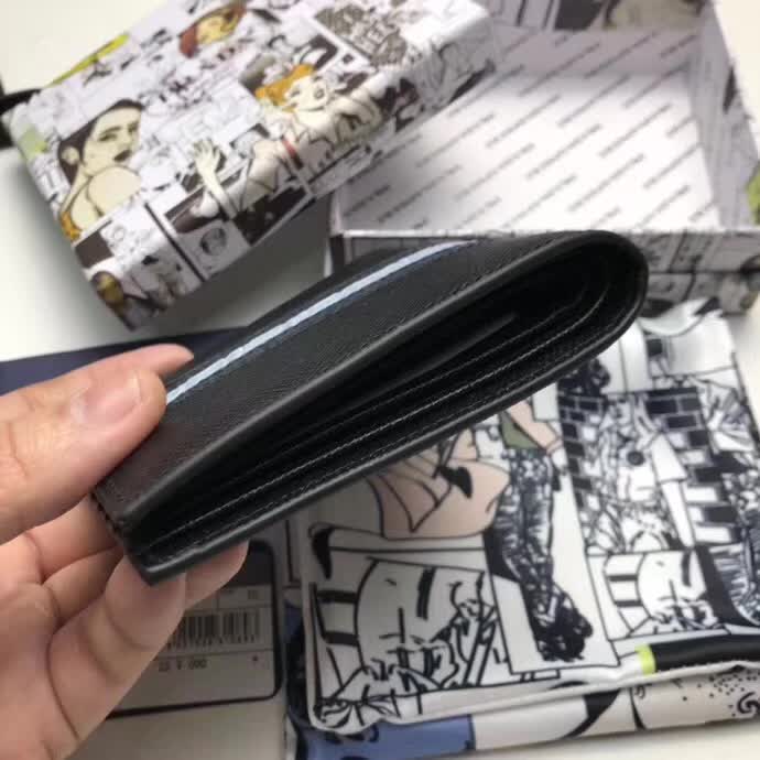 【原版皮】普拉达/Prada 短款钱夹，选用十字纹小牛皮镶嵌彩带鳄鱼纹裁制而成，经典之作，简单时尚，款号：2M0513