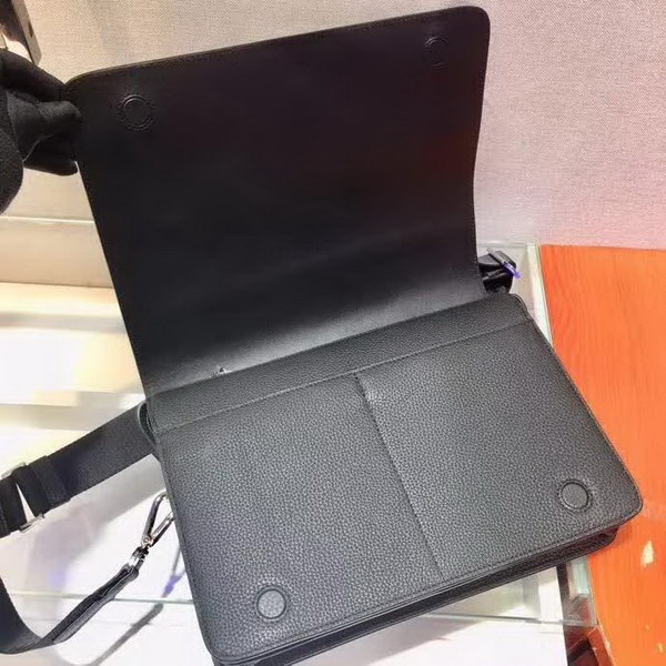 【原版皮】普拉达/Prada 男士斜跨包，采用进口小牛皮材质，外部三角形徽标，简约又大气，男士们的最爱，款号：2VD012