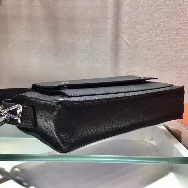 【原版皮】普拉达/Prada 男士斜跨包，采用小牛皮材质，又可当手包，一包当两包用，正面口袋，格层多多，时尚又大气，男士们值得入手，款号：2VH091