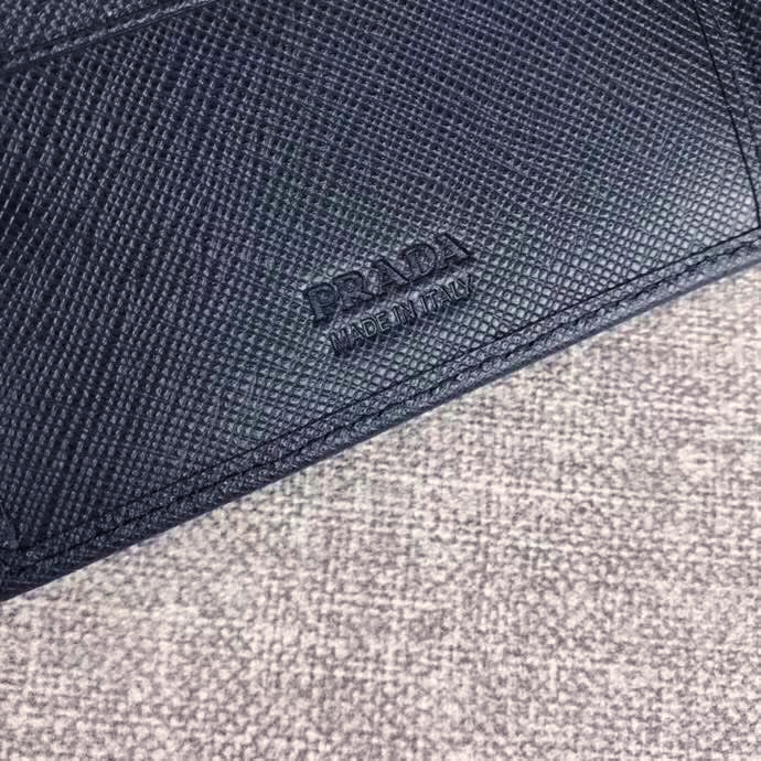 【原版皮】普拉达/Prada 短款钱夹，选用十字纹小牛皮裁制而成，边角热压印字母标识，精湛走线均匀整齐，做工精湛，款号：2M0513