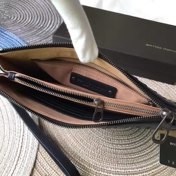 【原版皮】宝缇嘉/Bottega Veneta 手包，经典爆款，选用打蜡牛皮裁制而成，点缀刺绣格纹图案，款号：30629