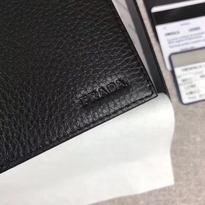 【原版皮】普拉达/Prada 短款钱夹，选用摔纹小牛皮裁制而成，边角热压印字母标识，经典之作，简单时尚，款号：2M0513