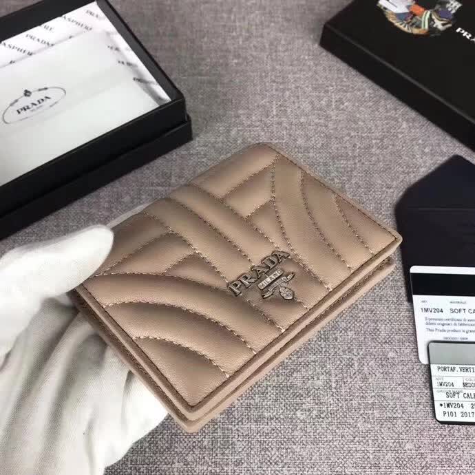 【原版皮】普拉达/Prada 短款钱夹，选用纳帕牛皮裁制而成，点缀散字唛徽标，精湛走线均匀整齐，款号：1MV204