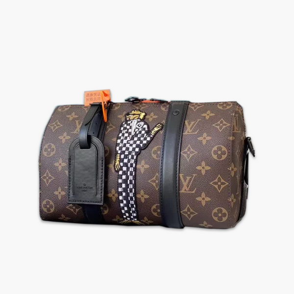 【原版皮】路易威登/LV nano Keeoall 枕头包，以Monogram帆布为袋身，装饰了公仔图案，男女都可以背额款，酷酷帅帅的，款号：M45652