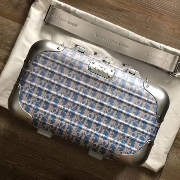 迪奥Dior X 日默瓦/RiMoWa 独家定制款化妆箱，汇集艺术,时尚与设计，领先时装周发售，体现精湛的手工匠艺和专业技术