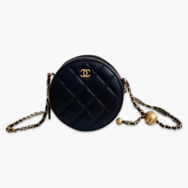 【原版皮】香奈儿/Chanel 金球系列小圆饼包，采用小羊皮精心裁制而成，柔软细腻搭配这季最火爆的链条，神奇的小金球能控制肩带长短，平时出门带的口红车钥匙纸巾都能放，款号：AS0366