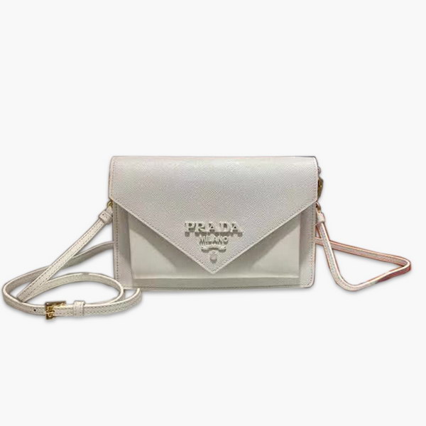 【原版皮】普拉达/Prada 肩背包，诠释精致的极简主义设计格调，一枚金属徽标点缀其上，昭示品牌身份，可拆卸可调式皮革肩带，又可当手包，内配可拆卸镜子，款号： 1BP020